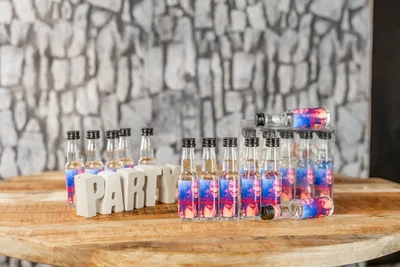 mini flaschen mit wunschetikett pink und blau likoerfactory